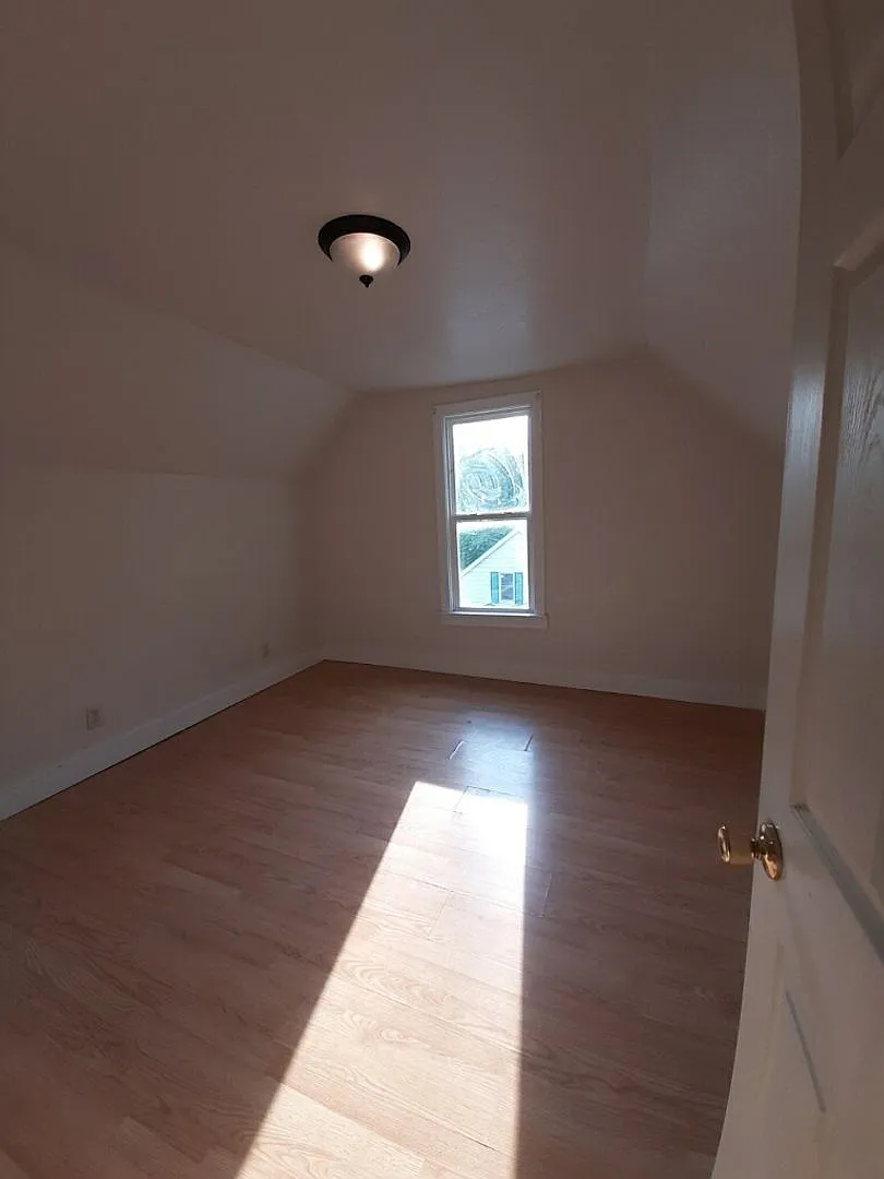 3 bedroom Moline house with 2 car garage! — Photo 3
