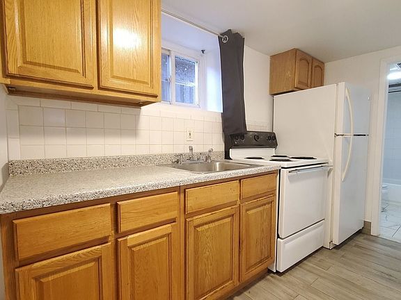 4th image of 3985 Saxon Ave #B