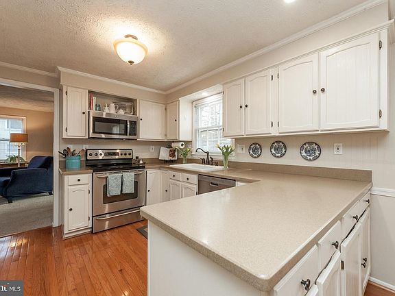 2nd image of 2964 Hickory Valley Dr
