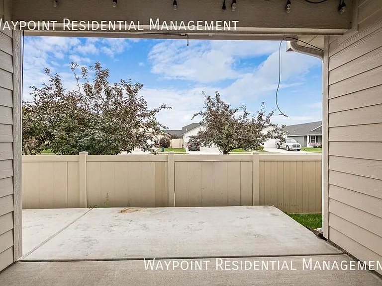 1142 W Parkstone St — Photo 19
