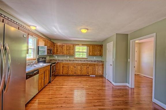 3rd image of 275 Andover Dr
