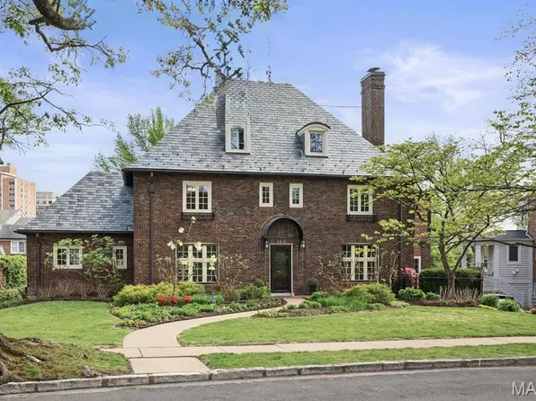 665 W Polo Dr, Saint Louis, MO 63105