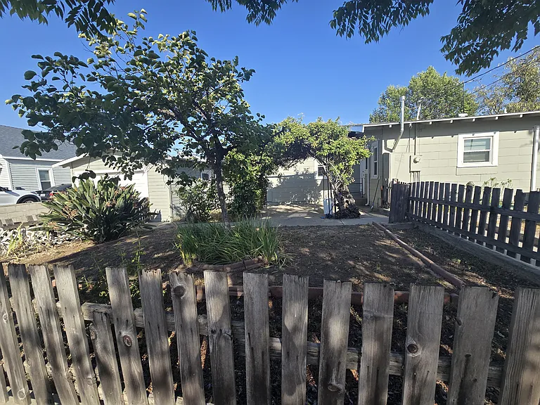 203 E Elm St — Photo 15