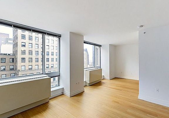 4th image of 150 E 44th St APT 28F