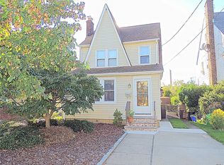 351 Marcellus Rd, Mineola, NY 11501