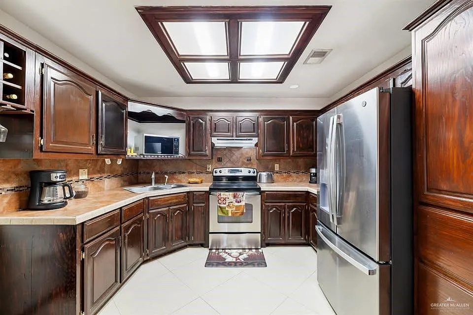 3 bed, 2.0 bath, 1954 sqft, $2,000 — Photo 3