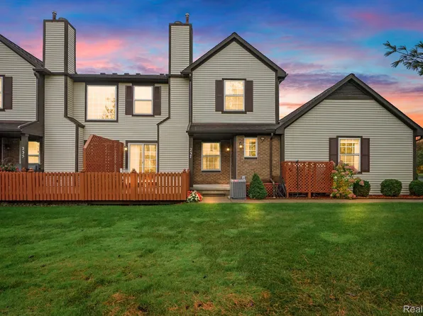 237 Barrington Cir, Lake Orion, MI 48360