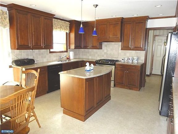 5th image of 214 Meadowdale Dr