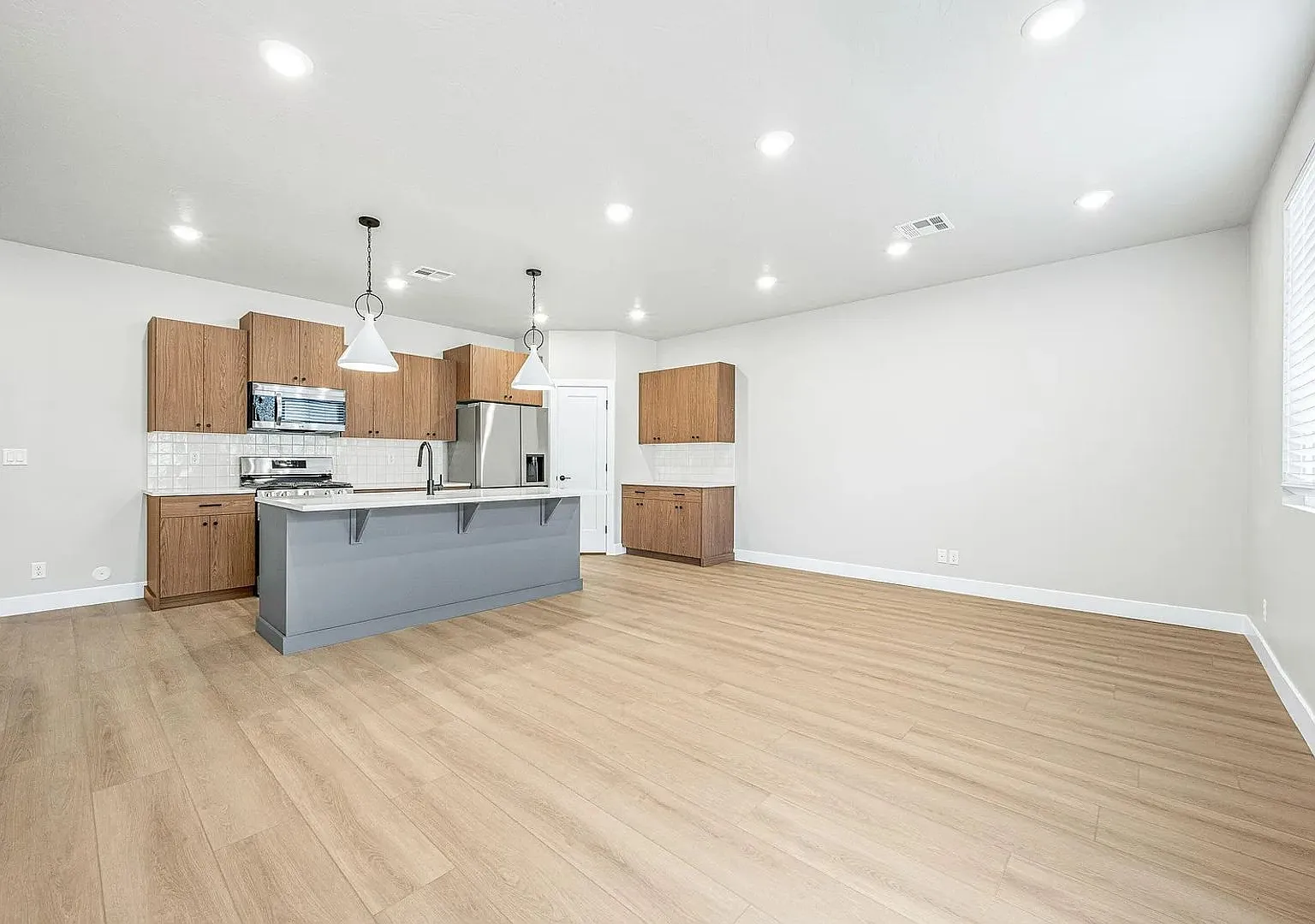 Brand New Beautiful 3 Bedroom Townhome In Great Location! — Photo 4