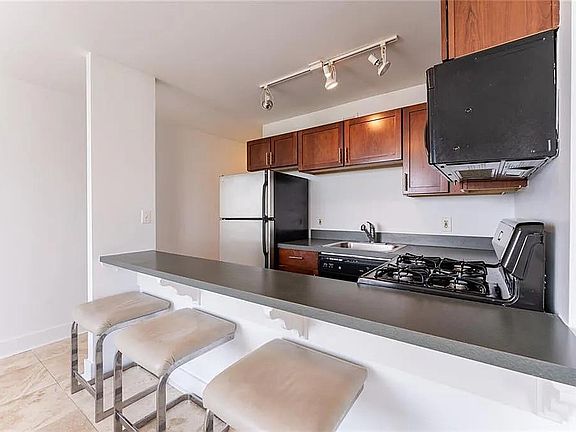 5th image of 600 E 8th St APT 3F