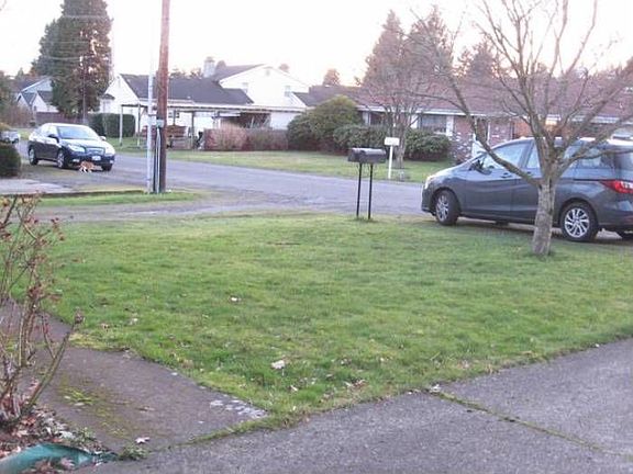 Large Front Yard w/roses