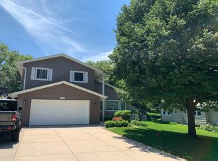 919 Crest Rd, Papillion, NE 68046
