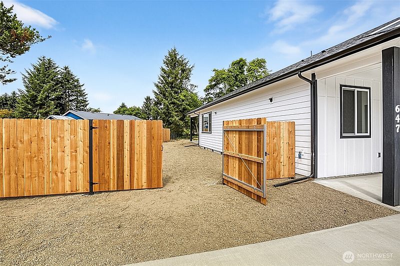 4th image of 647 Skamokawa Court SE