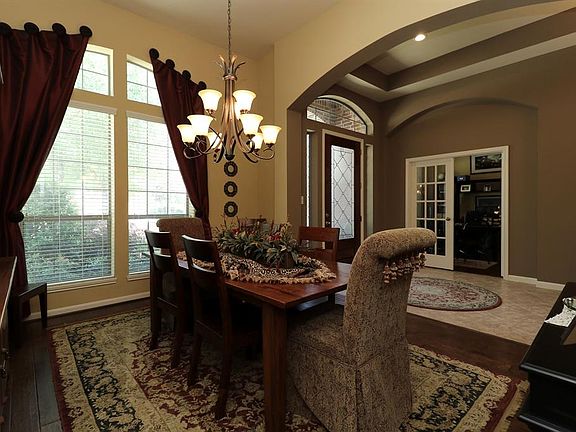 Spacious formal dining with high ceilings. Great flow for entertaining.