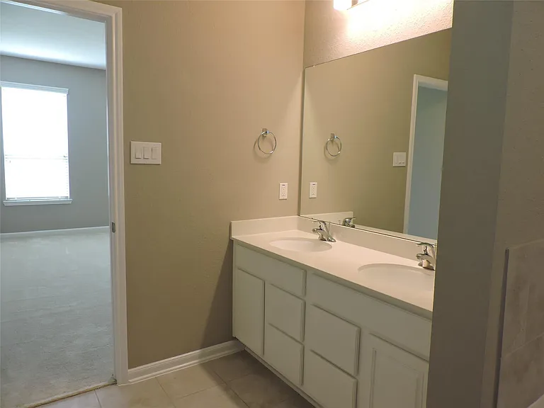 1102 Upton Ct — Photo 14