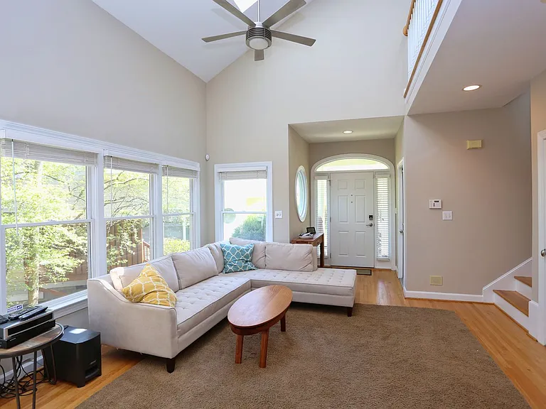 323 Columbia Pl NE — Photo 2