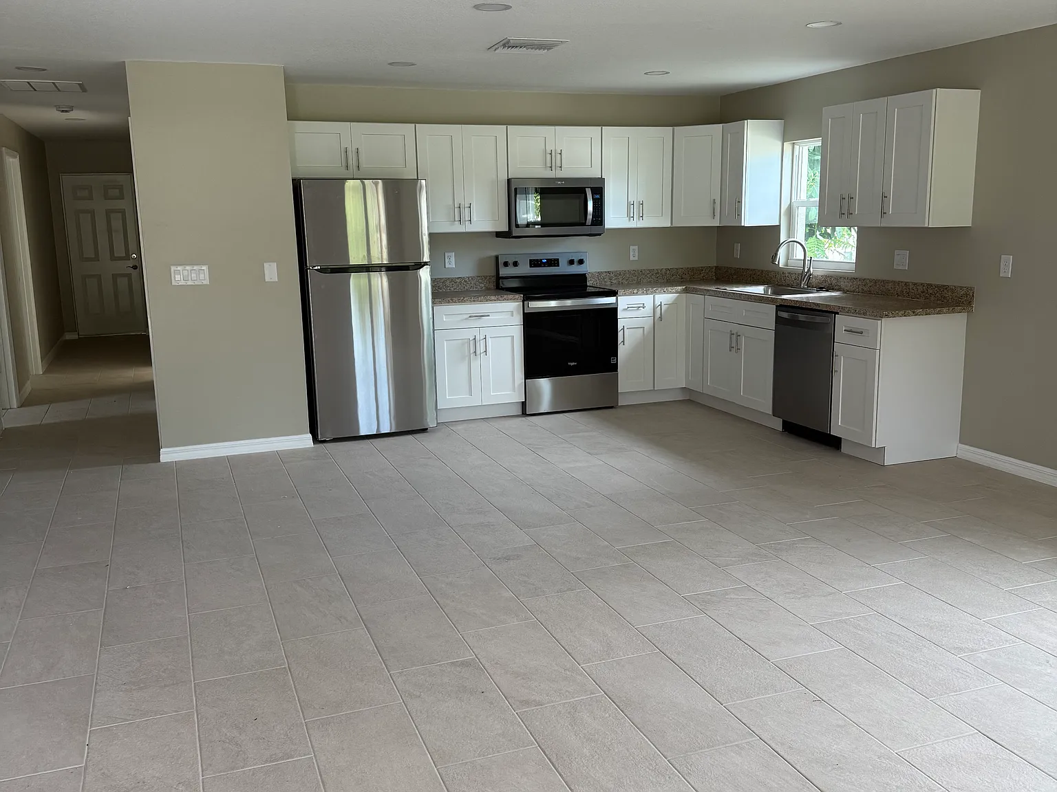 3 bed, 1600 sqft, $2,100 — Photo 3