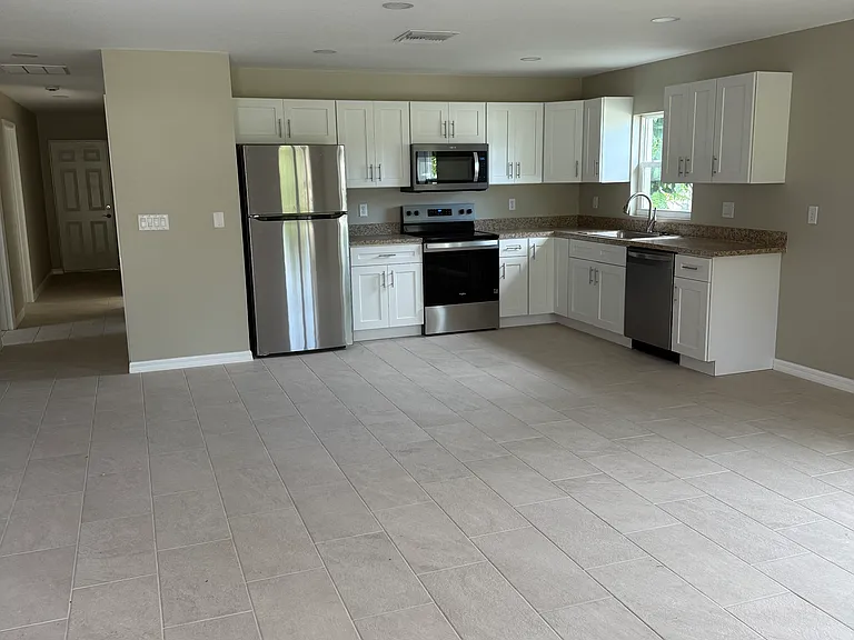 517 S Wilson Ave — Photo 3