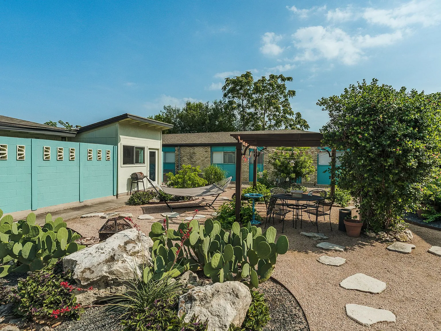 El Sorrento Apts. - 2 Bedroom - One Bath — Photo 4