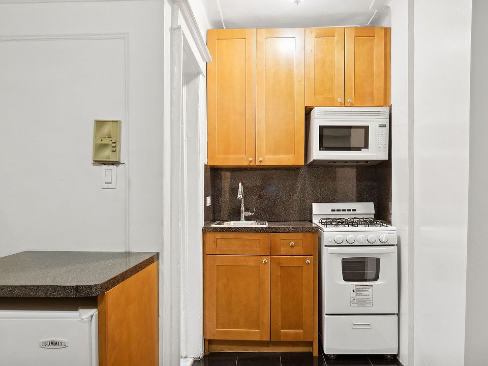 2nd image of 49 Willow St APT 1D