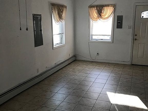 3rd image of 25 Lincoln Ter