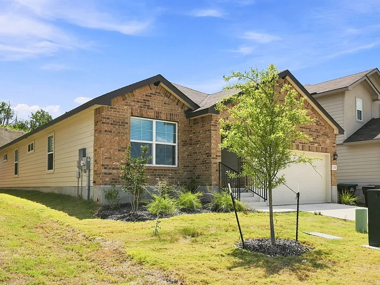 1710 Lavender Hl — Photo 2