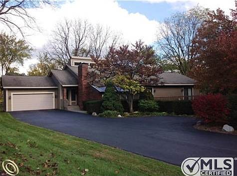 Contemporary on Bloomfield Lake