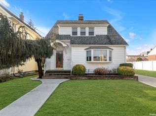 58 Pine St, Oceanside, NY 11572