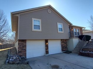 203 SE Country Ln, Lees Summit, MO 64063