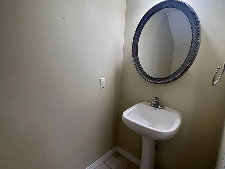 211 Johnson Ct — Photo 6