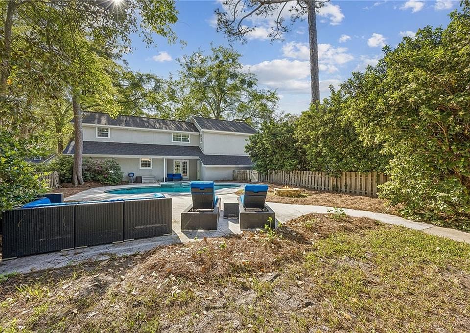 1st image of 213 Cardinal Cir W