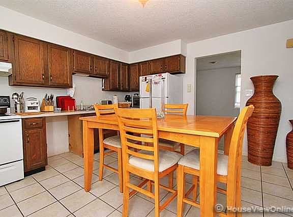 3rd image of 608 Sycamore Cir