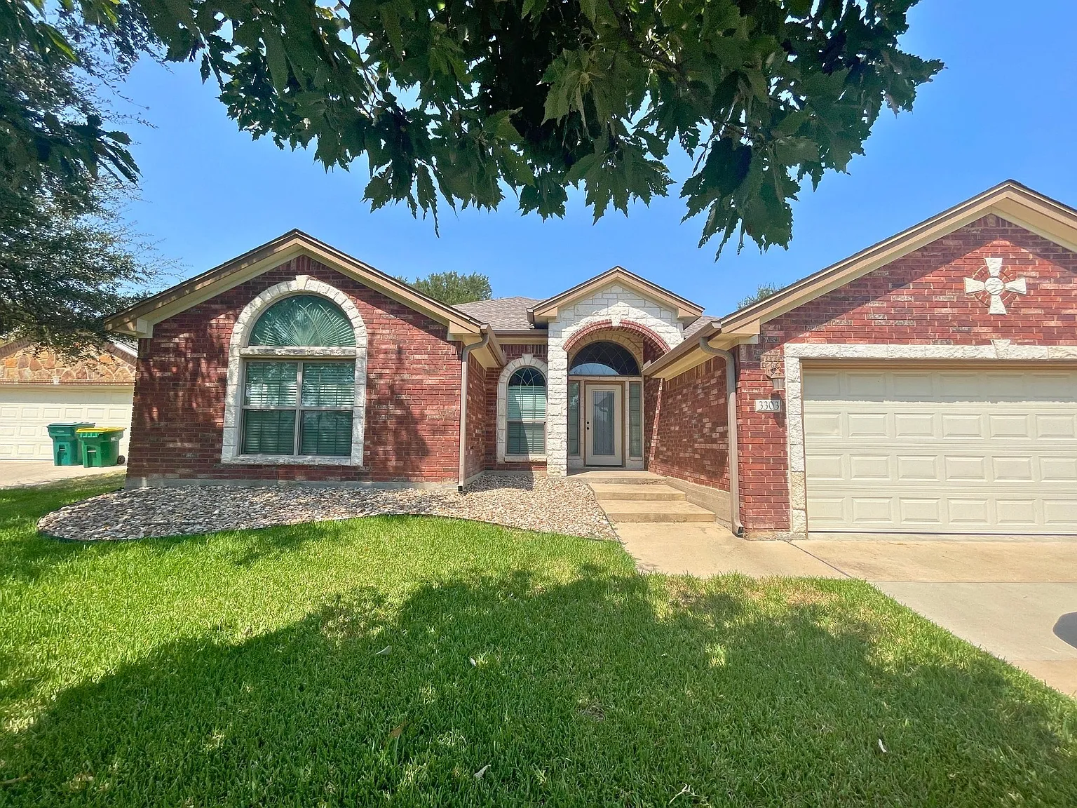 3 bed, 1888 sqft, $2,000 — Photo 1