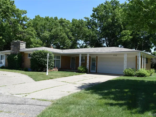 532 James Connis Dr, Flushing, MI 48433