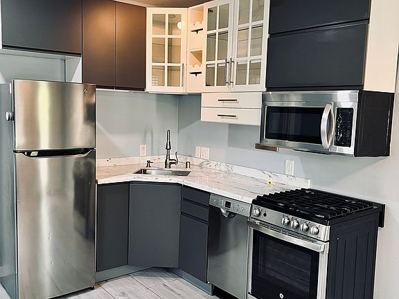 Gorgeous porcelain tile floors, track lights, ultra-quiet LG/BOSCH stainless steel appliances