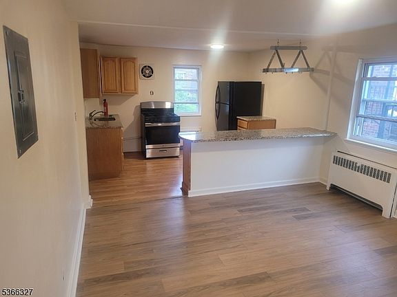 3rd image of 136 Belmohr St