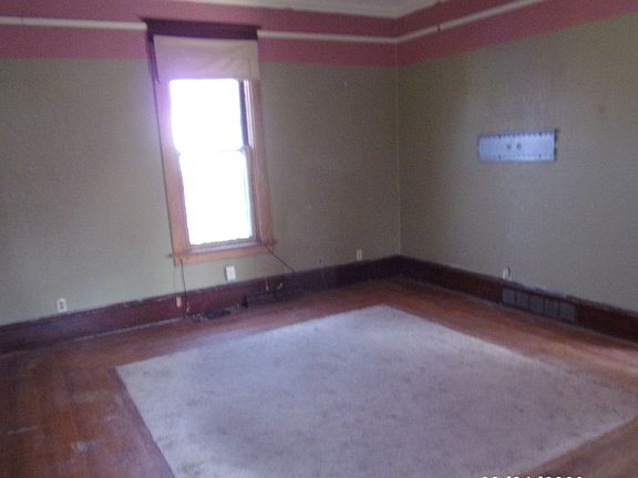 4th image of 812 4th Ave SE