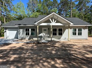 18 Meadow Ln, Darien, GA 31305