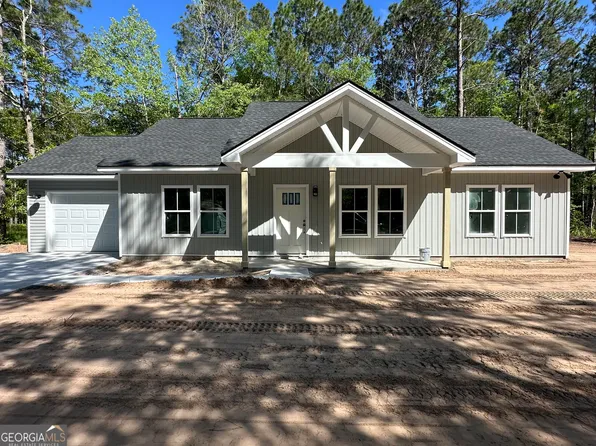 18 Meadow Ln, Darien, GA 31305