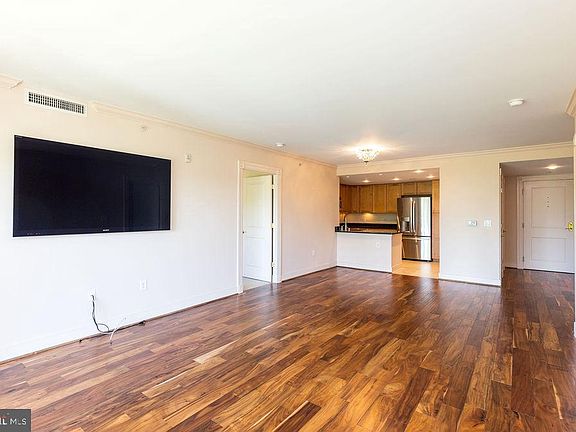 3rd image of 5 Park Pl APT 527