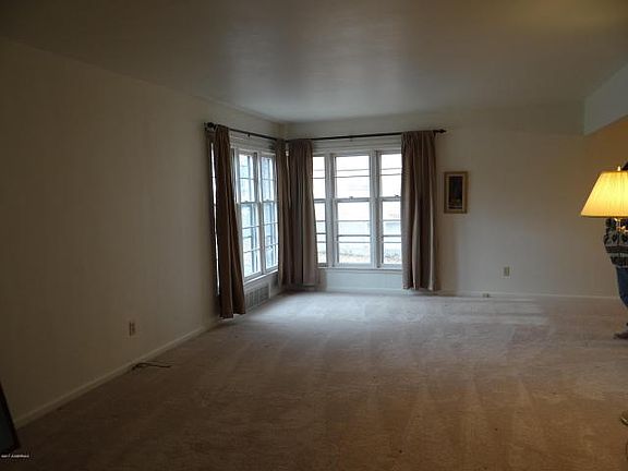 2nd image of 2216 Oakview Dr