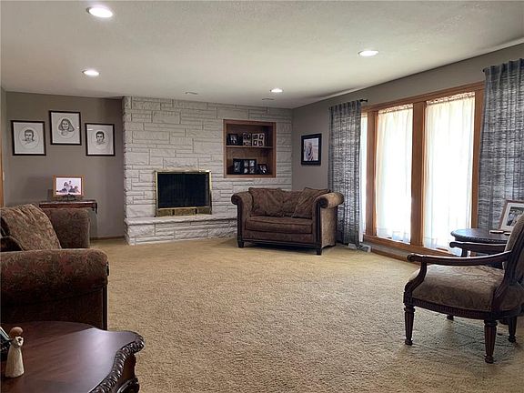 5th image of 1070 Crestview Ln