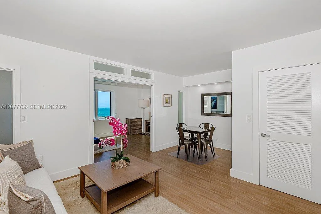 Roney Palace Condo — Photo 4
