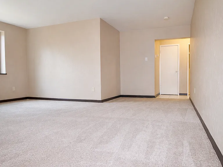 60 Markham Dr — Photo 3