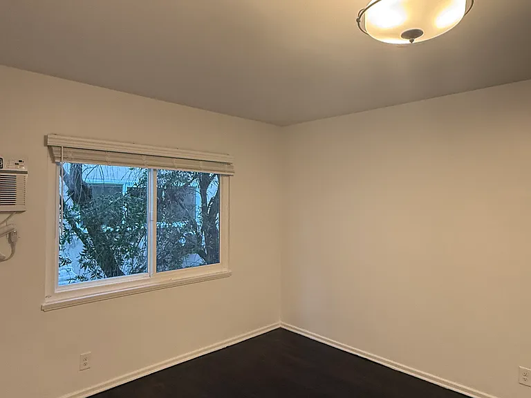 2269 N Beachwood Dr #101 — Photo 11