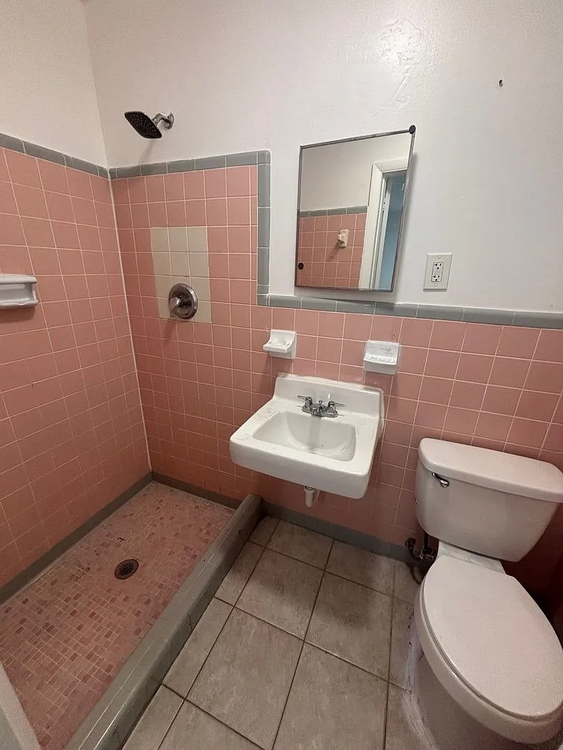 3411 Broadway — Photo 2