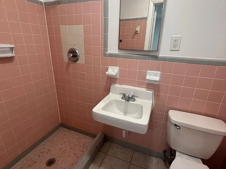3411 Broadway — Photo 2
