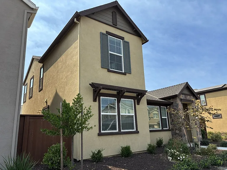1378 Hadley Dr — Photo 2