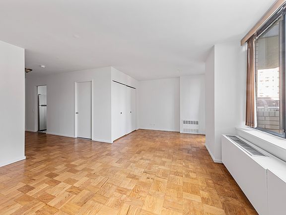 4th image of 311 E 38th St APT 4D