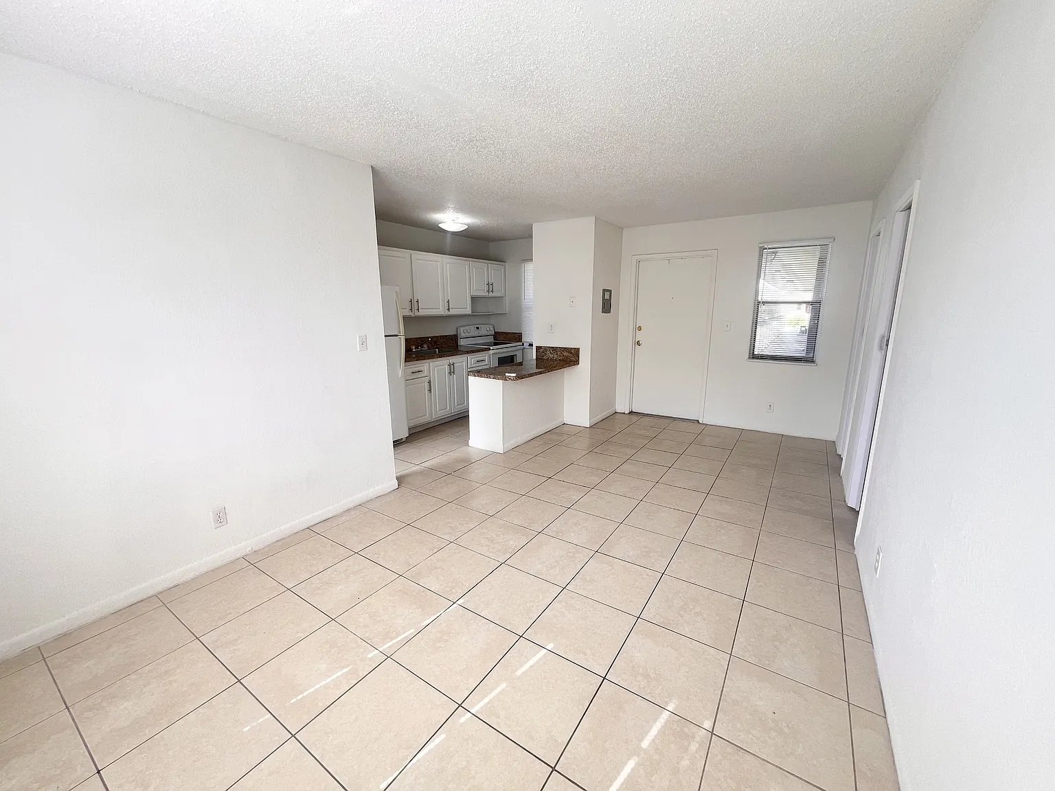 116 Ne 9 Th St (1142 Realty Inc) Cozy Terrace Please Read The Note List Of Vendor - 536-14 — Photo 4